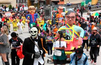 El 7 de enero, el gran desfile magno cierra con broche de oro esta festividad, exhibiendo imponentes carrozas diseñadas con técnicas únicas que mezclan arte, historia y creatividad. Cada una de estas carrozas cuenta historias de la región, sus luchas y sus alegrías, convirtiendo las calles de Pasto en un museo viviente. Foto: Colprensa