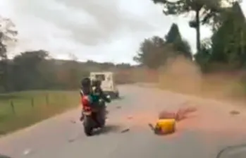 En un video, que estaba tomando un motociclista, quedó registrado el momento exacto en el que la ambulancia tomó la curva por el carril contrario, provocando la colisión frontal con la motocicleta. FOTO: CORTESÍA