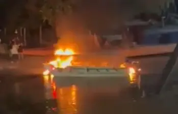 Así quedó una embarcación de la empresa Mineros S.A. que fue quemada por parte de los manifestantes del paro minero en el municipio de Caucasia. FOTO: CORTESÍA GOBERNACIÓN DE ANTIOQUIA