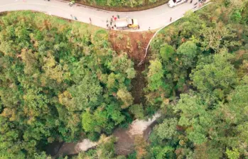 En este barranco ocurrió el accidente que dejó a una persona desaparecida en una quebrada profunda. Las autoridades no han podido visualizar el vehículo. FOTO: Cortesía entre Ceja y Ceja