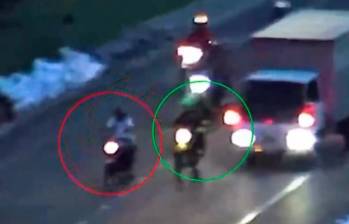 Acá se aprecia la persecución. A la izquierda, el joven a bordo de una moto robada, a la derecha, la patrulla con dos policías. FOTO: IMAGEN TOMADA DE VIDEO