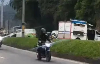 El accidente con las dos víctimas se registró entre los sectores Pan de Azúcar y Cafetal, en jurisdicción de Sabaneta. Fallecieron los dos ocupantes de una moto. FOTO: CORTESÍA