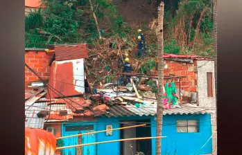 Autoridades y comunidad tratan de remover la tierra que cayó sobre la propiedad en el barrio La Unión, de Itagüí. FOTO: CORTESÍA