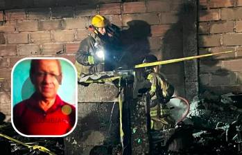 Personal del Cuerpo de Bomberos de Medellín apagaron las llamas y ayudaron en la recuperación del cadáver de la víctima de esta emergencia, identificada como Oswaldo Hernández, de 65 años. FOTO: CORTESÍA