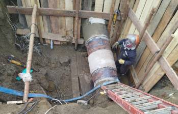 Los trabajadores de EPM realizaron las labores de mantenimiento de esta tubería desde la noche del pasado lunes. Por este daño, las comunidades afectadas no tuvieron una suspensión programada. FOTO: CORTESÍA EPM