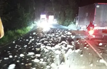 Así quedó la autopista Medellín-Bogotá, a la altura del municipio de Cocorná, luego de que una volqueta derramara varias piedras. Esto obligó al cierre de este corredor mientras estos elementos eran recogidos. FOTO: CORTESÍA MI ORIENTE