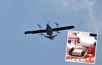 Este dron hizo el vuelo entre la sede de Coordinadora, en la calle 30, y la cancha del estadio Cincuentenario, con un paquete de 1,2 kilos. FOTOS: SANTIAGO OLIVARES TOBÓN Y CORTESÍA ALCALDÍA DE MEDELLÍN