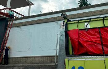 Estas fueron las labores de rescate del hombre que pasó el Año Nuevo atrapado en el cementerio municipal de Rionegro. FOTO: CORTESÍA BOMBEROS RIONEGRO