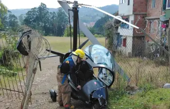 Así quedó el girocóptero siniestrado en zona urbana del municipio de Caldas, sur del Valle de Aburrá. Personal del Cuerpo de Bomberos de esta localidad atendieron la emergencia. FOTO: CORTESÍA