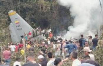 Miles de personas llegaron a la zona donde se siniestró la aeronave que transportaba 150 militares. Muchos de ellos se tiraron antes de que cayera. FOTO: TOMADA DE REDES SOCIALES