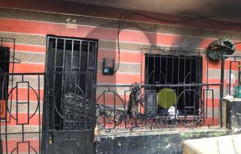 Dentro de esta vivienda ocurrió el incendio que terminó cobrando la vida de Priscilla Barrientos Londoño, de 28 años. Ocurrió el pasado 15 de julio y en el hecho hubo una segunda persona lesionada. FOTO: LAURA ROSA JIMÉNEZ VALENCIA