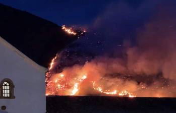Así se ve la conflagración que está consumiendo decenas de hectáreas del Cerro San Marcos, uno de los más importantes de Villa de Leyva. FOTO: CORTESÍA