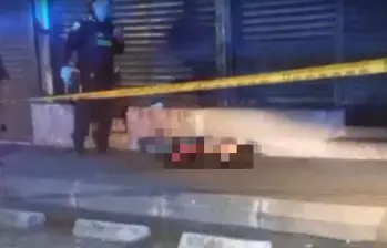 Al lado de un establecimiento comercial quedó el cuerpo sin vida del señalado delincuente muerto por quien iba a ser víctima del intento de hurto. FOTO: Cortesía