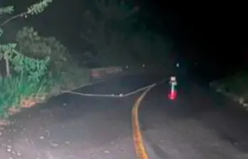 Este es el cilindro, con un cable largo, que fue abandonado en la misma zona en la que hallaron otro elemento similar el pasado domingo y que fue usado como señuelo por parte de las disidencias de las Farc. FOTO: CORTESÍA