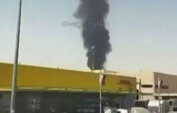 Estas fueron las llamas que se vieron cerca del aeropuerto de Riad, Arabia Saudita, luego de los bombardeos de los huties de Yemen. FOTO: AFP