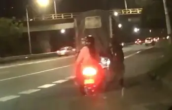 De la nada salió un hombre para arrebatarle el bolso a una mujer que iba en motocicleta como pasajera y se le llevaron sus documentos y demás pertenencias. FOTO: CORTESÍA DENUNCIAS ANTIOQUIA