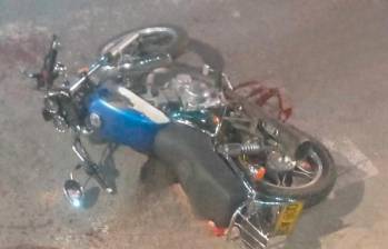 Sobre esta moto dos hombres montaron a Yuri Alejandra Pineda Cabueñas, de 19 años, cuando se bajó de un bus. Luego de hacerlos caer, uno de ellos le propinó 16 puñaladas en todo su cuerpo. FOTO: CORTESÍA DENUNCIAS ANTIOQUIA
