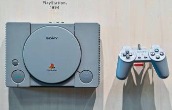 Una PlayStation original se muestra en una exhibición de varios recuerdos en el vestíbulo del edificio de la sede de Sony en el centro de Tokio el 27 de noviembre de 2024. Foto: AFP