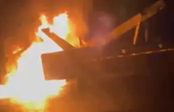 Una grúa fue incendiada luego de que a su conductor y su ayudante los llamaron para atender un servicio de un vehículo varado. A las dos personas las golpearon. FOTO: CORTESÍA TOMADA DE VIDEO