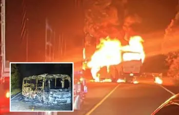 El bus de la Sociedad Transportadora Sonsón La Dorada (Sotransoda) fue incendiado cuando hombres armados interceptaron el automotor. A su lado dejaron un camión, el cual marcaron con las insignias de este grupo guerrillero. FOTOS: CORTESÍA