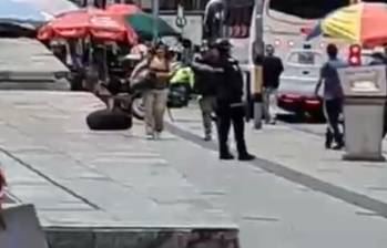 Este paquete sospechoso generó caos en el Parque Berrío y hasta el cierre del tránsito por esta zona durante algunos minutos, colapsando la movilidad de la ciudad. FOTO: CORTESÍA