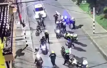 Con cámaras de seguridad, las autoridades interceptaron a las personas que se movilizaban en dos motocicletas, las cuales pretenderían robar a un motociclista. FOTO: CORTESÍA ALCALDÍA DE MEDELLÍN