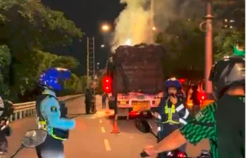 La emergencia se registró sobre las 8:00 de la noche de este miércoles, en un hecho que obligó a cerrar las dos calzadas de este corredor. FOTO: CORTESÍA