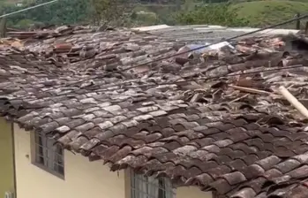 Así quedó uno de los techos afectados tras el movimiento sísmico de este miércoles en el municipio de Argelia de María, en el Oriente antioqueño. FOTO: CORTESÍA