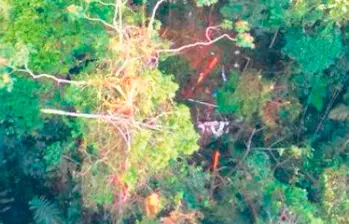 Así quedó el helicóptero derribado el 9 de enero de 2014 en la zona rural del municipio de Anorí, en un ataque perpetrado por unidades conjuntas de las Farc y el ELN. FOTO: CORTESIA