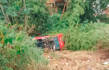 Personal de Bomberos Medellín y de la Secretaría de Movilidad distrital atienden esta emergencia con varios lesionados. FOTO: Cortesía