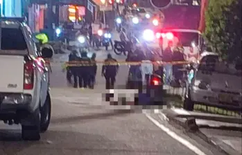 El señalado agresor de los uniformados falleció una cuadra abajo de donde fue interceptada la moto, luego de tratar de escapar al ser baleado por uno de los policías. FOTO: CORTESÍA