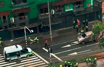 Dentro de la camioneta gris quedó el cuerpo sin vida de John Jairo Mazo Paniagua, quien hasta hace 19 años formó parte de la Policía Nacional. FOTO: CORTESÍA