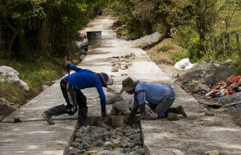 La promesa de la Gobernación de Antioquia es intervenir 10.000 kilómetros de vías terciarias en el departamento. FOTO: Jaime Pérez Munévar