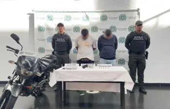 La policía capturó a los presuntos extorsionadores e incautaron tres celulares, un arma de fuego y munición. Foto: cortesía Policía.