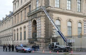 Robo de joyas en el Louvre: dos detenidos imputados y tres liberados