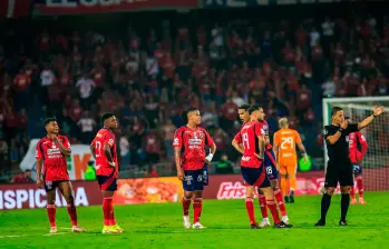 Los jugadores del DIM tras la derrota en el Atanasio ante Santa Fe. Se perdió un título y la clasificación a la Copa Libertadores de 2026. CAMILO SUÁREZ 