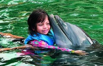 Gracias a la generosidad de empresas y personas, Mariana, su madre y su hermana estuvieron cuatro días en las playas de Santa Marta, donde pudo cumplir su sueño de conocer los delfines y renovar sus esperanzas en el futuro. FOTO Julio Herrera