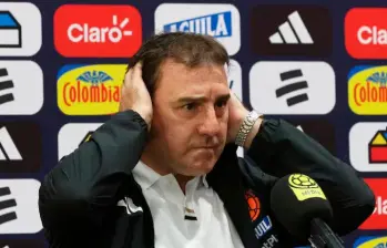 Néstor Lorenzo durante la rueda de prensa en la que dio el nombre de los 55 jugadores que hacen parte de la prelista al Mundial. FOTO CORTESÍA FCF