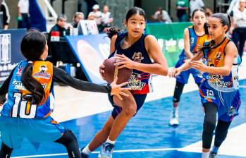 Karol García (centro) es una de las mejores jugadoras del equipo de baloncesto de Rionegro y se proyecta como promesa en el deporte. FOTO: Jaime Pérez