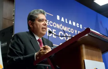 El contralor Carlos Hernán Rodríguez presentó el balance fiscal durante un foro económico. FOTO CONTRALORÍA GENERAL DE LA REPÚBLICA.