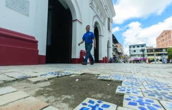 Al caminar por el templo, con la mirada en el suelo, se pueden contar fracturas a cada paso. Un andamio tubular está favoreciendo los daños. Foto: Camilo Suárez 