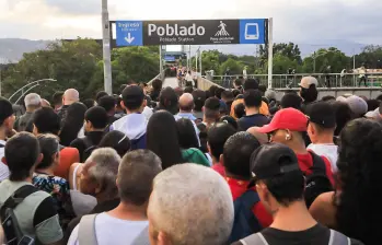 Este fue el hueco que se hizo en las vías del tren y por el cual se suspendió el servicio de la línea A del metro de Medellín. FOTO: Camilo Suárez, EL COLOMBIANO