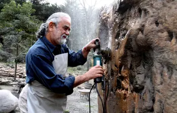 Descripción: El escultor Hugo Zapata nació en La Tebaida, Quindío. Aquí, en su casa-estudio en El Retiro, Antioquia. Miles de rocas hay allí. El momento de leerlas llegará, no hay que forzar nada, dice el artista. Personajes: Hugo Zapata. Fecha de evento: 04/12/2009. Foto: Donaldo Zuluaga.