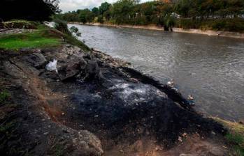 La quemas de llantas y otros materiales es una de las problemáticas para la preservación del río Medellín y las cuencas que lo circundan. FOTO EL COLOMBIANO 