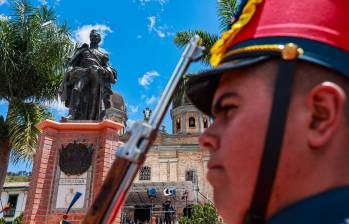 La comunidad se unió para recordar a los héroes de la patria y para reafirmar su compromiso con los valores de la libertad y la democracia. Foto: Manuel Saldarriaga Quintero.