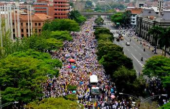 Multitudinaria marcha de opositores al gobierno se tomó el centro de Medellín. FOTO: Camilo Suárez / EL COLOMBIANO