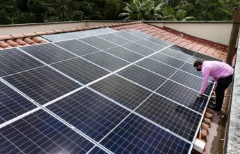 Producir parte de la electricidad desde el techo de la casa dejó de ser solo una apuesta por la sostenibilidad y se convierte en una estrategia para ahorrar, mitigar el impacto de futuras alzas en la factura de energía e incluso aumentar el valor del inmueble. Foto: Jaime Pérez Munévar
