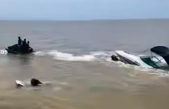 Tras el hundimiento de la lancha, los pasajeros quedaron a la deriva. FOTO: IMAGEN TOMADA DE VIDEO