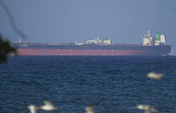 Barcos iraníes abren fuego contra un petrolero en el estrecho de Ormuz, según la agencia británica de seguridad marítima. FOTO: AFP.