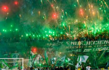 La afición recibió a Nacional con humo verde y pólvora en las tribunas. FOTO: Camilo Suárez